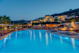 Sunrise Beach Suites – Αζόλιμνος, Σύρος ✦ -25% ✦ 2 Ημέρες (1 Διανυκτέρευση) ✦ 2 άτομα + 2 παιδιά 1 έως 11 ετών και 1 έως 1 έτους ✦ 18 ✦ έως 20/09/2026 ✦ Επιλέξτε 4 διανυκτερεύσεις και πληρώστε μόνο τις 3!