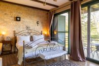 Vathyskia Guesthouse – Κάτω Τρίκαλα Κορινθίας ✦ 2 Ημέρες (1 Διανυκτέρευση) ✦ 2 άτομα ✦ 18 ✦ έως 01/03/2027 ✦ Ορεινή απόδραση!