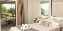 Aqua Beachfront Elegant Hotel – Ολυμπιακή Ακτή, Πιερία ✦ 4 Ημέρες (3 Διανυκτερεύσεις) ✦ 2 άτομα + 2 παιδία 1 έως 11 ετών και 1 έως 5 ετών ✦ 20 ✦ 30/04/2026 έως 07/10/2026 ✦ Δίπλα στη Θάλασσα!