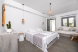 Aqualung Suites – Καμάρι, Σαντορίνη ✦ 2 Ημέρες (1 Διανυκτέρευση) ✦ 2 άτομα ✦ 1 ✦ έως 31/10/2026 ✦ Κοντά στην Παραλία!