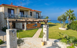 Belohorizonte Fine Accommodation – Σκάλα Φούρκας, Χαλκιδική ✦ 8 Ημέρες (7 Διανυκτερεύσεις) ✦ 2 άτομα + 1 παιδί έως 11 ετών ✦ 1 ✦ 30/04/2026 έως 12/10/2026 ✦ Μπροστά στην παραλία!