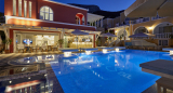 Blue Sea Hotel – Καμάρι, Σαντορίνη ✦ 2 Ημέρες (1 Διανυκτέρευση) ✦ 2 άτομα + 1 παιδί έως 2 ετών ✦ 18 ✦ έως 09/08/2027 ✦ Κοντά στην παραλία!