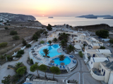 Caldera View Resort – Μεγαλοχώρι, Σαντορίνη ✦ 2 Ημέρες (1 Διανυκτέρευση) ✦ 2 άτομα ✦ 2 ✦ έως 15/10/2026 ✦ Κοντά στην παραλία και τους Αρχαιολογικούς χώρους!