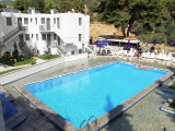 Cascade Holiday Resort – Ασκέλι, Πόρος ✦ 3 Ημέρες (2 Διανυκτερεύσεις) ✦ 2 άτομα + 1 παιδί έως 2 ετών ✦ 2 ✦ έως 20/09/2026 ✦ Κοντά στην παραλία!