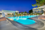 Cocoons Luxury Suites & Villas – Σκάλα Φούρκας, Χαλκιδική ✦ 3 Ημέρες (2 Διανυκτερεύσεις) ✦ 2 άτομα + 1 παιδί έως 2 ετών ✦ 2 ✦ έως 01/10/2026 ✦ Κοντά σε παραλία!