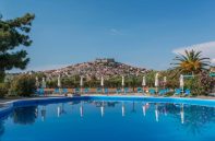 Delfinia Hotel & Bungalows – Μόλυβος, Λέσβος ✦ -25% ✦ 2 Ημέρες (1 Διανυκτέρευση) ✦ 2 άτομα + 1 παιδί έως 1 έτους ✦ 2 ✦ έως 01/11/2026 ✦ Επιλέξτε 4 διανυκτερεύσεις και πληρώστε μόνο τις 3!Κοντά στην παραλία!
