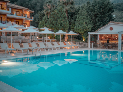 Dracos Hotel – Πάργα ✦ 2 Ημέρες (1 Διανυκτέρευση) ✦ 2 άτομα ✦ 1 ✦ 01/05/2026 έως 11/10/2026 ✦ Ιδανική τοποθεσία στο κέντρο της Πάργας!