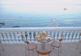 Elea Mare Hotel – Ελαία, Μονεμβασιά ✦ -25% ✦ 2 Ημέρες (1 Διανυκτέρευση) ✦ 2 άτομα + 1 παιδί έως 1 έτους ✦ 18 ✦ 01/06/2027 έως 30/09/2027 ✦ Επιλέξτε 4 διανυκτερεύσεις και πληρώστε μόνο τις 3!