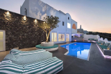 Gianna Suites – Φηρά, Σαντορίνη ✦ 2 Ημέρες (1 Διανυκτέρευση) ✦ 2 άτομα + 1 παιδί έως 3 ετών ✦ 2 ✦ έως 09/08/2027 ✦ Κοντά στο κέντρο των Φηρών!