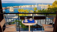Akroyali Hotel – Άγιος Ανδρέας, Μεσσηνία ✦ -20% ✦ 2 Ημέρες (1 Διανυκτέρευση) ✦ 2 άτομα + 2 παιδιά 1 έως 6 και 1 από 7 έως 12 ετών ✦ 19 ✦ έως 19/10/2026 ✦ Επιλέξτε 5 διανυκτερεύσεις και πληρώστε μόνο τις 4!Μπροστά στη μαρίνα!