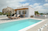 Naxos Finest Hotel & Villas – Χώρα, Νάξος ✦ 2 Ημέρες (1 Διανυκτέρευση) ✦ 2 άτομα + 1 παιδί έως 3 ετών ✦ 2 ✦ έως 01/11/2026 ✦ Κοντά στο αεροδρόμιο!