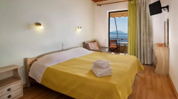 Pharos Rooms – Αιδηψός, Εύβοια ✦ -10% ✦ 2 Ημέρες (1 Διανυκτέρευση) ✦ 2 άτομα ✦ 2 ✦ έως 22/12/2025, με Πρωινό ✦ Μπροστά στην Παραλία!
