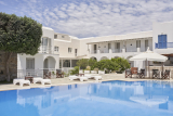 Polos Hotel – Παροικιά, Πάρος ✦ -25% ✦ 2 Ημέρες (1 Διανυκτέρευση) ✦ 2 άτομα + 1 παιδί έως 2 ετών ✦ 18 ✦ έως 20/10/2026 ✦ Επιλέξτε 4 διανυκτερεύσεις και πληρώστε μόνο τις 3!