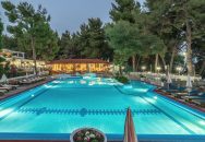Porfi Beach Hotel – Νικήτη, Χαλκιδική ✦ 2 Ημέρες (1 Διανυκτέρευση) ✦ 2 άτομα ✦ 2 ✦ έως 11/10/2026 ✦ Μπροστά στην παραλία!