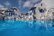 Samson’s Village – Περίσσα, Σαντορίνη ✦ 2 Ημέρες (1 Διανυκτέρευση) ✦ 2 άτομα + 1 παιδί έως 11 ετών ✦ 1 ✦ έως 26/10/2026 ✦ Κοντά στην παραλία!