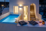 Santorita Suites – Ακρωτήρι, Σαντορίνη ✦ 2 Ημέρες (1 Διανυκτέρευση) ✦ 2 άτομα ✦ 1 ✦ 05/05/2027 έως 24/10/2027 ✦ Με θέα την πόλη ή τα καταγάλανα νερά του Αιγαίου!