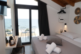 Saos Terra Suites – Καμαριώτισσα, Σαμοθράκη ✦ 3 Ημέρες (2 Διανυκτερεύσεις) ✦ 2 άτομα + 1 παιδί έως 5 ετών ✦ 1 ✦ έως 01/10/2026 ✦ Με Πανοραμική Θέα στη Θάλασσα!