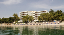 Siagas Beach Hotel – Άγιοι Θεόδωροι ✦ -35% ✦ 3 Ημέρες (2 Διανυκτερεύσεις) ✦ 2 άτομα + 1 παιδί έως 12 ετών ✦ 9 ✦ 22/04/2026 έως 14/06/2026 και 10/09/2026 έως 31/10/2026 ✦ Μπροστά στην Παραλία!