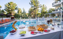 Sirines Hotel – Ποτός, Θάσος ✦ -25% ✦ 2 Ημέρες (1 Διανυκτέρευση) ✦ 2 άτομα + 1 παιδί έως και 5 ετών ✦ 2 ✦ έως 10/10/2026 ✦ Επιλέξτε 4 διανυκτερεύσεις και πληρώστε μόνο τις 3!Κοντά στην παραλία!