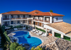 Stamos Hotel – Άφυτος, Χαλκιδική ✦ 4 Ημέρες (3 Διανυκτερεύσεις) ✦ 2 άτομα + 1 παιδί έως και 3 ετών ✦ 2 ✦ έως 18/10/2026 ✦ Υπέροχη Τοποθεσία!