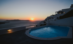 The Last Sunbeam – Φηρά, Σαντορίνη ✦ 2 Ημέρες (1 Διανυκτέρευση) ✦ 2 άτομα ✦ 2 ✦ έως 10/11/2026 ✦ Στο κέντρο των Φηρών!