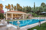 The Marble Resort – Δροσιά, Χαλκίδα ✦ 4 Ημέρες (3 Διανυκτερεύσεις) ✦ 2 άτομα + 1 παιδί έως 2 ετών ✦ 1 ✦ έως 31/12/2027 ✦ Δίπλα στην Παραλία!