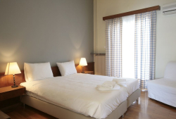 Theoxenia Hotel – Λουτράκι ✦ 3 Ημέρες (2 Διανυκτερεύσεις) ✦ 2 άτομα + 1 παιδί έως 4 ετών ✦ 1 ✦ έως 30/09/2026 ✦ Μπροστά στην παραλία!
