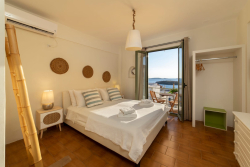 Villa Fiamegou – Μπατσί, Άνδρος ✦ 3 Ημέρες (2 Διανυκτερεύσεις) ✦ 2 άτομα ✦ 20 ✦ έως 29/09/2026 ✦ Δίπλα στη θάλασσα!