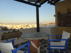 Voreades Tinos Rentals – Χώρα, Τήνος ✦ 2 Ημέρες (1 Διανυκτέρευση) ✦ 2 άτομα + 1 παιδί έως και 2 ετών ✦ 1 ✦ έως 12/12/2026 ✦ Μόλις 100μ. από το κεντρικό λιμάνι της Τήνου!