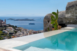 Wind Tales – Σύρος ✦ 2 Ημέρες (1 Διανυκτέρευση) ✦ 2 άτομα ✦ 2 ✦ έως 31/10/2026 ✦ Εκπληκτική Θέα στην θάλασσα!